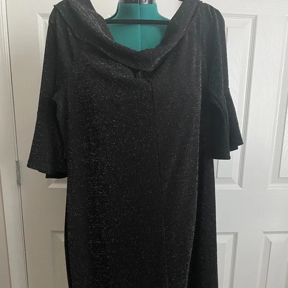 Black Short Sleeve Dress - Picture 2 of 4